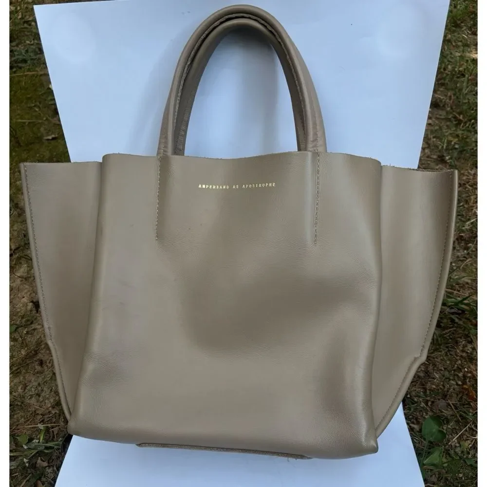 AMPERSAND AS APOSTROPHE
STIFF SIDEWAYS TOTE IN GREY - Picture 3 of 12